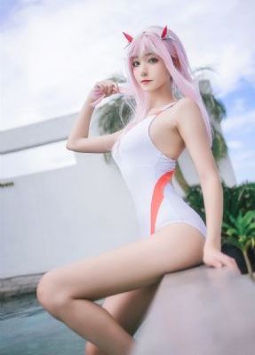 女大学生特殊的精油按摩